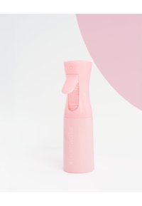 Bouteille pulvérisateur rose avec un embout déclencheur, de forme cylindrique, et une fenêtre transparente pour voir le contenu. Fini en plastique lisse, brand minimal.