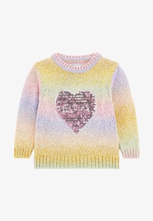 Pull en maille multicolore avec des manches longues, arborant un grand cœur en sequins rose et le texte "GUESS" au centre.