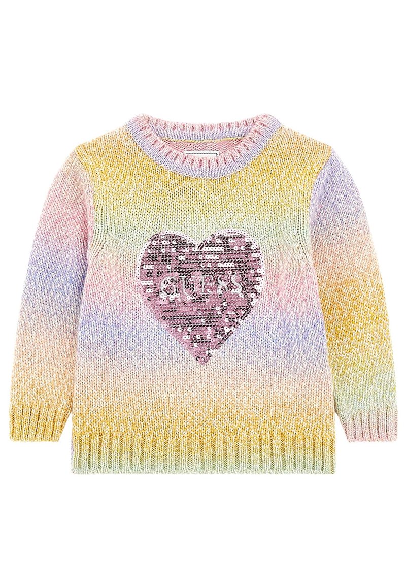 Pull en maille multicolore avec des manches longues, arborant un grand cœur en sequins rose et le texte "GUESS" au centre.