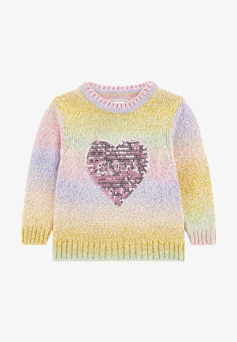 Pull en maille multicolore avec des manches longues, arborant un grand cœur en sequins rose et le texte "GUESS" au centre.