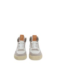 Weiße Leder-Hochschuhsneaker mit beige Wildledereinsätzen, strukturiertem Gummisohle, weißen Schnürsenkeln und einem beigen Fersenbereich mit geprägtem Detail.
