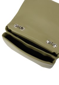 Olivově zelená, hladká kožená taška přes rameno se stříbrnými řetízkovými akcenty a dvojitými přihrádky; vnitřek je vyložen černou tkaninou.