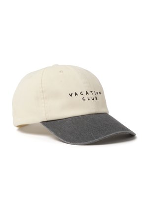 Beige Baseballkappe mit einem dunkelgrauen Schirm, auf der Vorderseite mit "VACATION CLUB" in Schwarz bestickt.