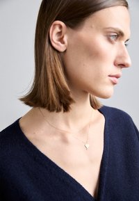 Izbrano, gold-colored