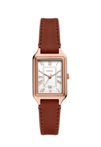 Montre avec bracelet en cuir marron et boîtier rectangulaire en or rose. Le cadran blanc présente des chiffres romains et un affichage de la date en bas.