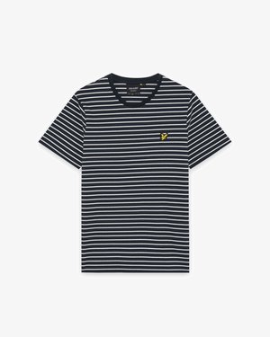 Tamnoplava majica kratkih rukava s tankim bijelim vodoravnim prugama i malim žutim logotipom ptice na lijevoj strani prsa.