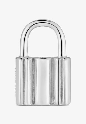 Cadenas argenté brillant avec anse arrondie et corps rectangulaire nervuré, isolé sur fond blanc.
