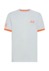 Maglietta grigia chiara con accenti arancioni sulle maniche e sul collo. Presenta un logo geometrico ricamato e il numero '8' sulla manica sinistra. Materiale in cotone.