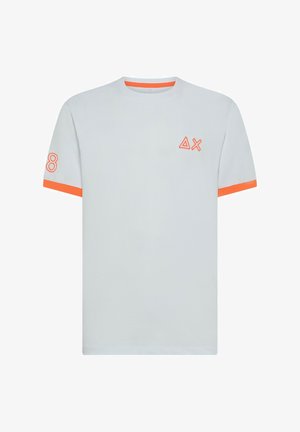 Maglietta grigia chiara con accenti arancioni sulle maniche e sul collo. Presenta un logo geometrico ricamato e il numero '8' sulla manica sinistra. Materiale in cotone.