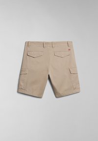Pantalones cortos cargo beige con dos bolsillos traseros, bolsillo lateral cargo y detalle de logo. Hechos de una tela resistente con una textura suave.