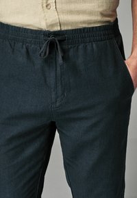 Next SLIM FIT LINEN ELASTICATED DRAWSTRING - Nadrágok - charcoal grey