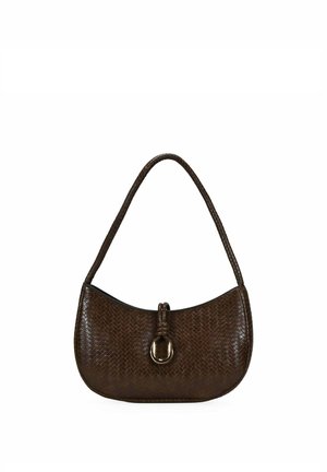 Bolso de hombro de cuero trenzado marrón oscuro con un asa corta y un broche central ovalado de tono dorado.