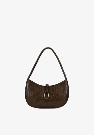 Bolso de hombro de cuero trenzado marrón oscuro con un asa corta y un broche central ovalado de tono dorado.