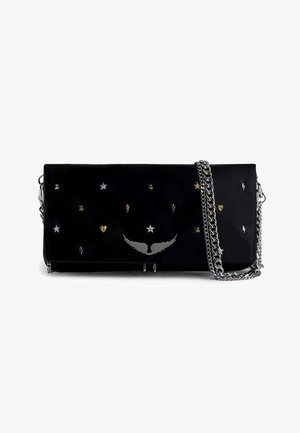 Bolso de mano negro con una textura suave, con acentos metálicos en forma de estrella y corazón, y una cadena plateada para llevar cruzado.