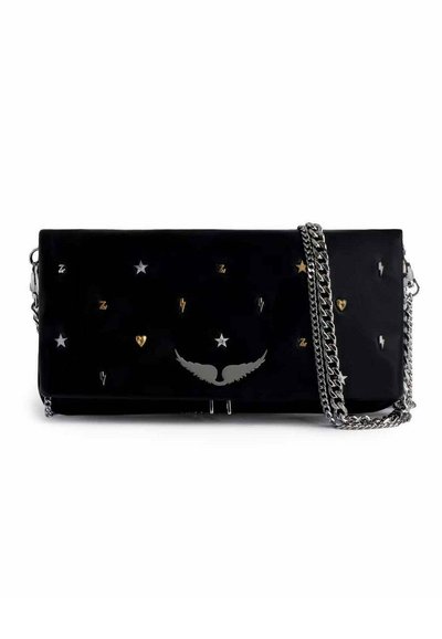 Pochette noire au toucher lisse, ornée d'accents métalliques en forme d'étoile et de cœur, et d'une bandoulière en chaîne argentée pour un port en travers du corps.