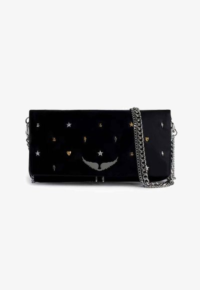 Pochette noire au toucher lisse, ornée d'accents métalliques en forme d'étoile et de cœur, et d'une bandoulière en chaîne argentée pour un port en travers du corps.