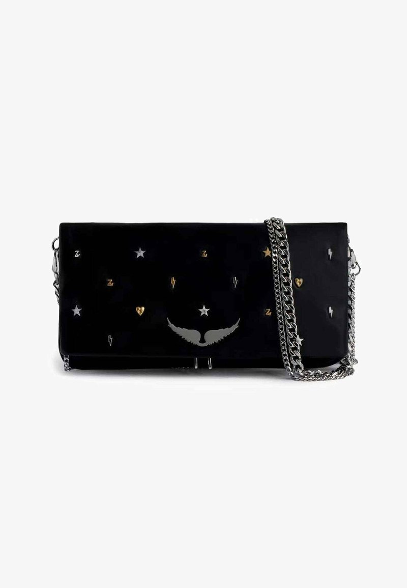 Schwarze Clutch mit glatter Textur, verziert mit metallischen Stern- und Herzakzenten sowie einem silbernen Kettenriemen für das Tragen über die Schulter.
