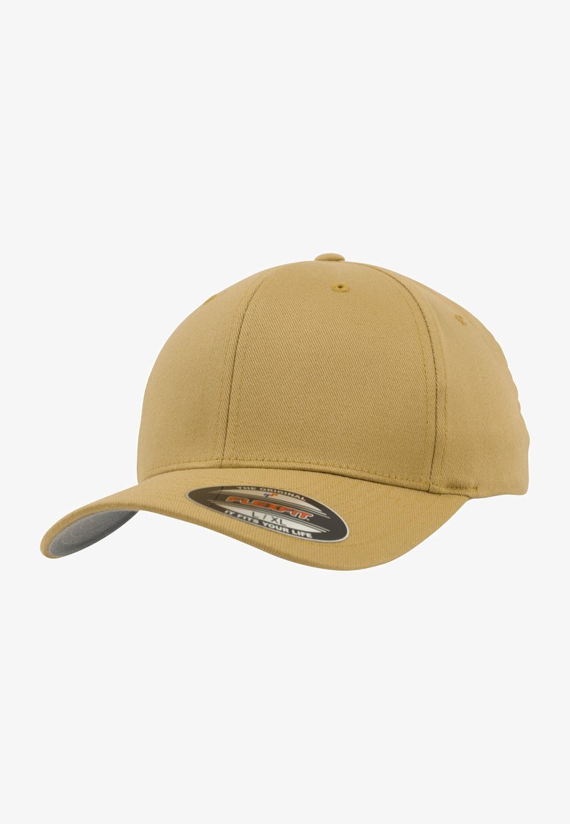 Casquette de baseball kaki en mélange de coton, avec une couronne ronde et un bord incurvé, présentant une étiquette noire et rouge à l'avant.
