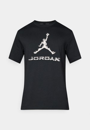 Sort bomulds t-shirt med korte ærmer, prydet med et stort hvidt Jordan-logo grafik på forsiden og fede bogstaver.
