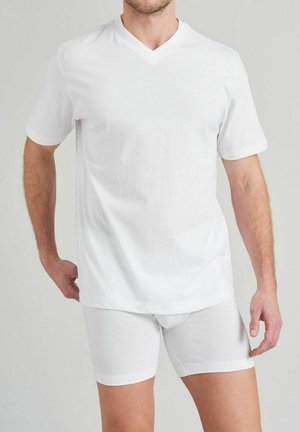 Witte katoenen V-hals t-shirt met korte mouwen, gecombineerd met witte boxershorts. Eenvoudig ontwerp, gladde textuur en geen zichtbare patronen.