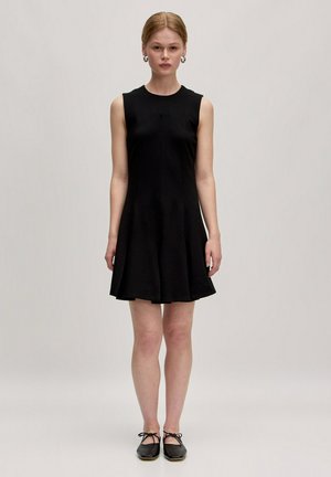 Schwarzes ärmelloses Kleid mit tailliertem Oberteil, ausgestelltem Rock und schulterlangem Saum. Glattes Material mit subtilen Steppdetails.