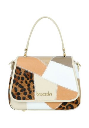 Bolso con diseño patchwork en beige, blanco, marrón claro y estampado de leopardo, con un asa curva y el logo dorado "braccialini" en la solapa frontal.
