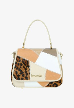 Bolso con diseño patchwork en beige, blanco, marrón claro y estampado de leopardo, con un asa curva y el logo dorado "braccialini" en la solapa frontal.