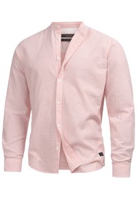 Camicia da uomo a maniche lunghe a righe verticali rosse e bianche, con colletto alla coreana, chiusura con bottoni e tessuto strutturato.