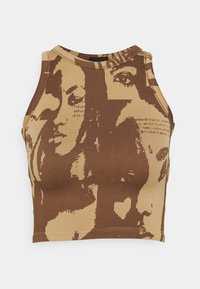Top corto acanalado en marrón y beige con un diseño gráfico de rostros, escote redondo y sin mangas.