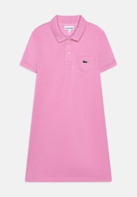 Vestido polo rosa de algodón, con cuello, mangas cortas y un bolsillo en el pecho con un logo de cocodrilo verde. Textura suave y corte clásico.