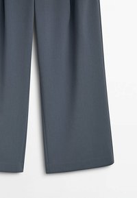 Grijze wijde broekspijp gemaakt van zachte stof, met een gladde textuur en een strakke, moderne snit zonder zichtbare hardware of versieringen.