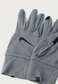 Pamut anyagból készült szürke atlétikai kesztyűk, fekete Nike logóval és érintőképernyő-kompatibilis ujjvéggel.
