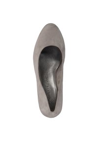 Chaussure à talon haut en suede gris avec un bout rond et un intérieur découpé, comportant une doublure en cuir lisse et une subtile marque sur la semelle intérieure.