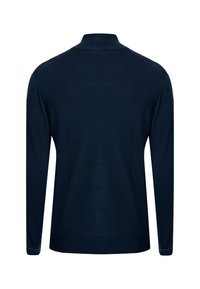 Navyblauwe polo trui met lange mouwen, met een geribbelde kraag, een gladde textuur en een aansluitende snit; geen patronen of accenten zichtbaar.