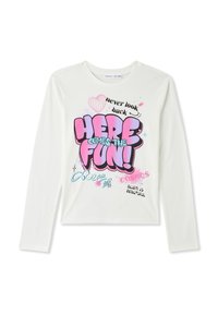 Camicia bianca a maniche lunghe con caratteristiche grafiche vivaci in rosa e blu: "ECCO CHE ARRIVA IL DIVERTIMENTO!" con accenti giocosi e dettagli a stella.