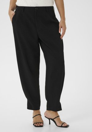 Črne, krojene hlače z visokim pasom, z ravnimi hlačnicami in sprednjimi žepi. Enostaven material z mehko teksturo, kombiniran s črnimi petami.