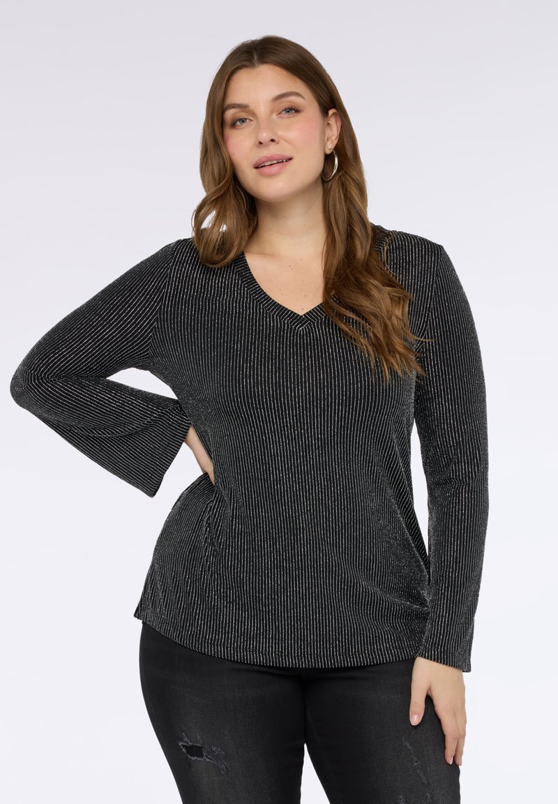 Czarna bluzka z długim rękawem i dekoltem w serek, zdobiona pionowymi srebrnymi paskami, marszczeniem po bokach i rozszerzanymi mankietami. Miękka tkanina o subtelnym połysku.