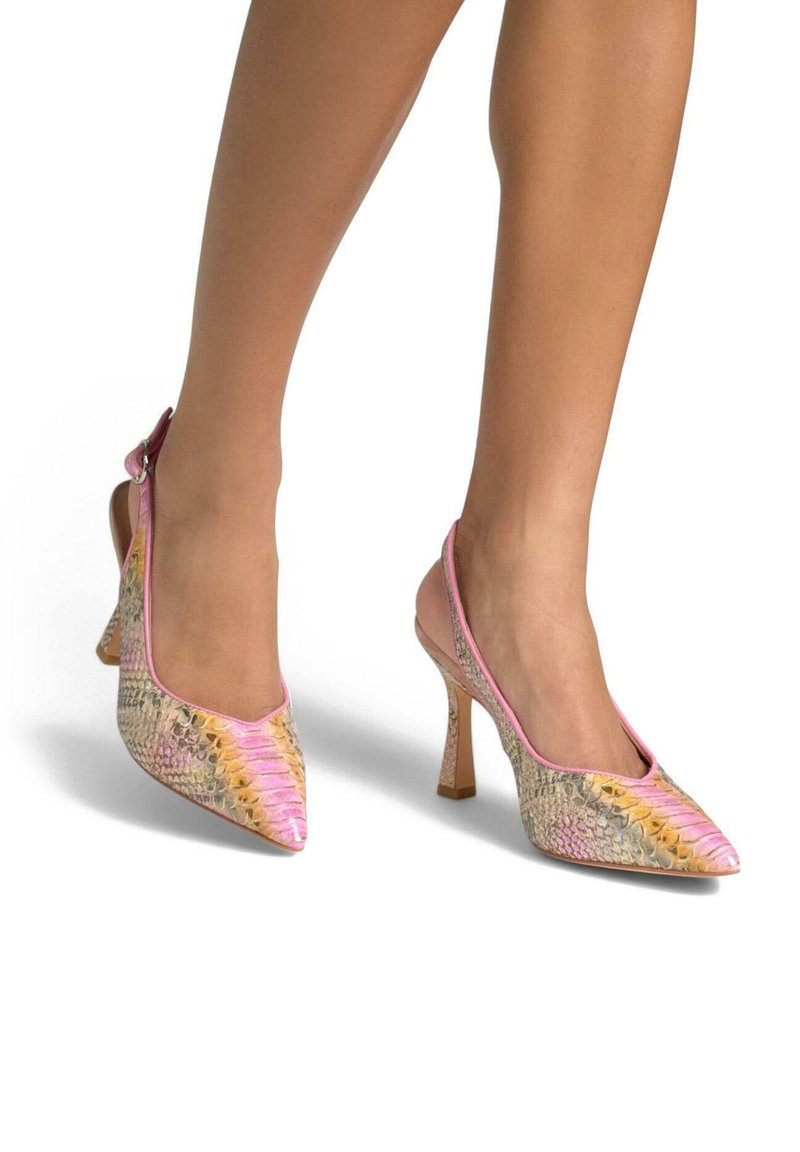 Décolleté slingback con punta affusolata in stampa serpente iridescente rosa e oro, con un bordo rosa a contrasto e tacco a blocco di 7,5 cm.