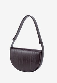 Borsa a tracolla in pelle marrone con una forma curva a mezzaluna e superficie leggermente strutturata. Presenta una tracolla regolabile singola e nessuna minuteria visibile.