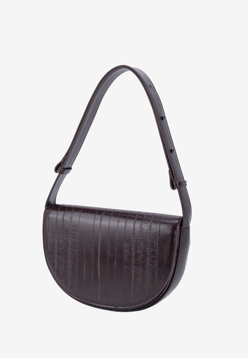 Borsa a tracolla in pelle marrone con una forma curva a mezzaluna e superficie leggermente strutturata. Presenta una tracolla regolabile singola e nessuna minuteria visibile.