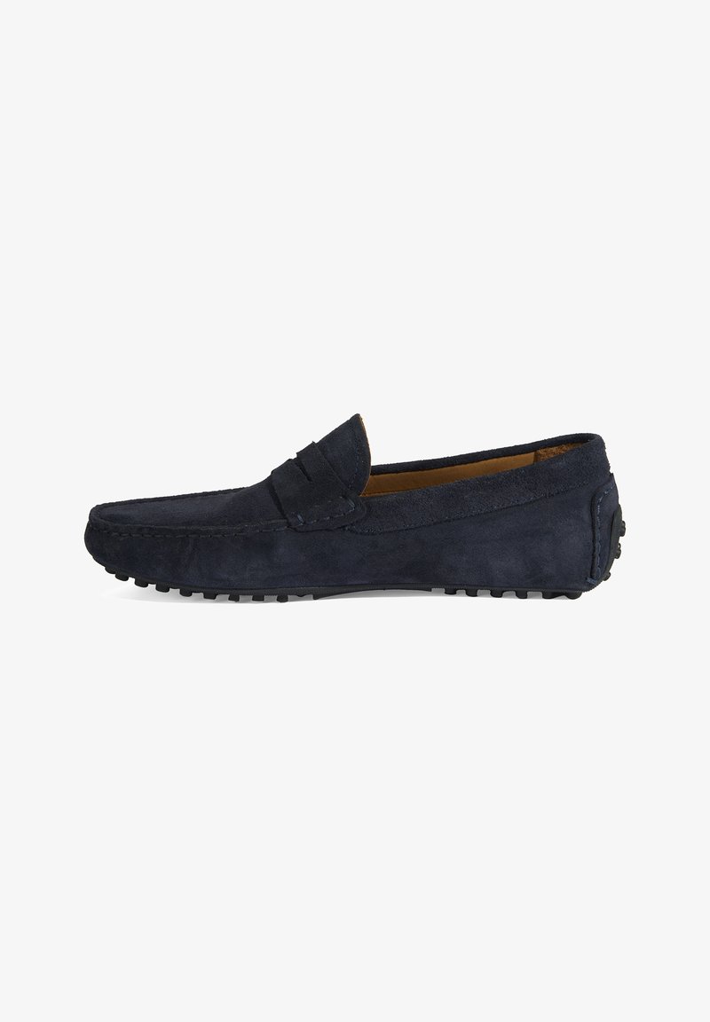 Navyblaue Wildleder Slipper mit glatter Textur, im Slip-On-Design und Gummisohle, die kleine Noppen für besseren Halt aufweist. Keine sichtbaren Hardware-Akzente.