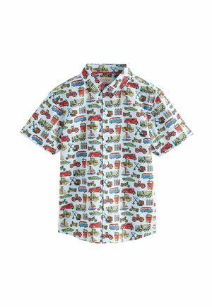 Chemise à manches courtes avec boutons, imprimée de façon colorée de voitures, bateaux, camions, tracteurs et pompes à essence sur un fond bleu clair.