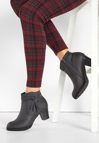 bonprix STIEFELETTE - Tronchetti - black