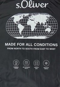 Czarna tkanina z białym tekstem i grafiką mapy świata. Zawiera zwroty dotyczące wszechstronności, komfortu i innowacyjnych tkanin.