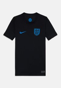Camiseta deportiva negra fabricada en tejido, con el logo azul de Nike y el escudo de Inglaterra en el lado izquierdo del pecho. Cuello redondo, mangas cortas.
