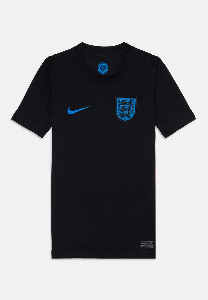 Camiseta deportiva negra fabricada en tejido, con el logo azul de Nike y el escudo de Inglaterra en el lado izquierdo del pecho. Cuello redondo, mangas cortas.