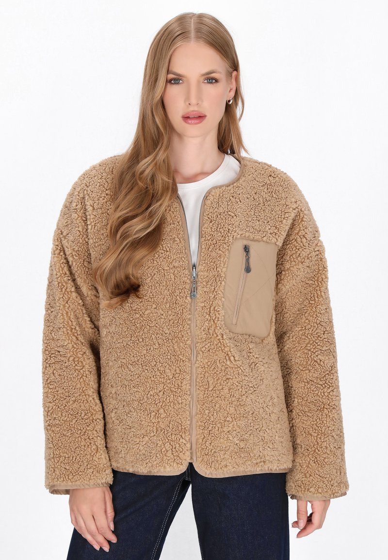 Beige, fuzzy Fleecejacke mit Reißverschluss, rundem Halsausschnitt und einer strukturierten Tasche auf der linken Brust. Lange Ärmel und lässige Passform.