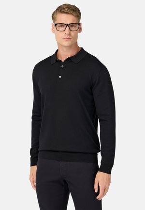 Camisa polo negra de manga larga hecha de material de punto, con cuello tipo solapa, tapeta de tres botones y puños y dobladillo acanalados.