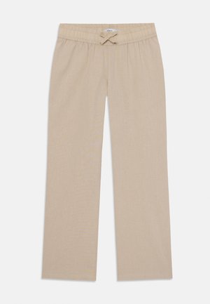 Calças bege feitas de material suave com cintura elástica e cordão. Apresentam um design de pernas retas e uma textura subtil.