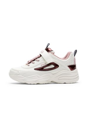 Zapatilla gruesa blanca y rosa de Fila con suela gruesa, cierre de velcro y cordones delanteros, vista de lado sobre un fondo blanco.